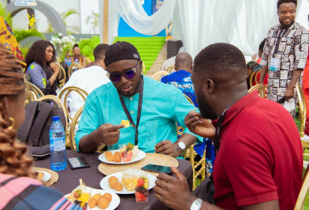 Search africon 2.0 attendees networking over breakfast